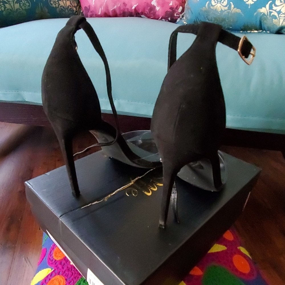 Heels - Picture 4 of 4